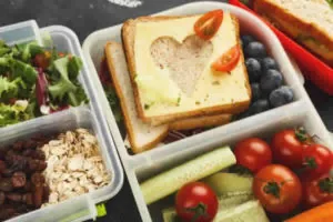 Como substituir alimentos industrializados por alimentos saudáveis?