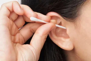 É correto usar o cotonete para limpar o ouvido?